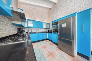 Fridge, microwave, oven, dishwasher - Cadushi Cove - 4BR Oasis w/Pool & BBQ by Lucha (Piedra Plat)