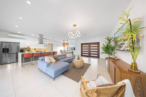 TV - Villa Amara - Lux Stay Near Arashi Beach by Lucha (Noord)