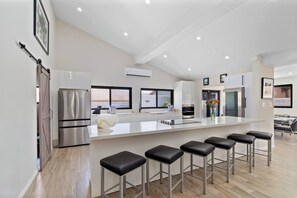 Fridge, microwave, oven, stovetop - Living Dream Villa | Near Palm Beach by Lucha (Noord)