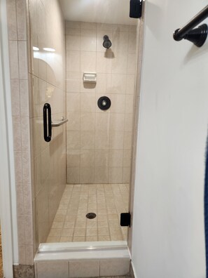 Chuveiro, secador de cabelo, toalhas de banho, sabonete