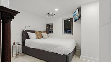 4 soverom, skrivebord, strykejern/-brett og reiseseng for barn