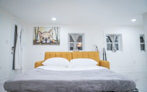 4 soverom, skrivebord, strykejern/-brett og reiseseng for barn