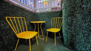 A corner with two yellow chairs and a small round table against a green wall. - GardenLevel 4BR/2.5BA-Parking+By Convention Center (Washington)