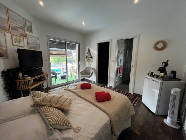 1 bedroom, bed sheets - COMFORTABLE, RESTFUL ROOM (Andernos-les-Bains)