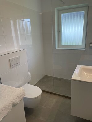 Doccia, asciugamani, sapone, carta igienica