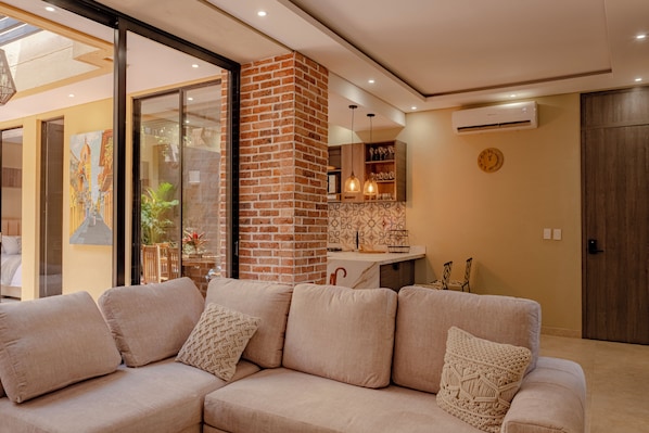 베이직 아파트 | 거실 공간 | 디지털 채널 시청이 가능한 42인치 스마트 TV