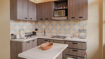 Fridge, microwave, cookware/dishes/utensils