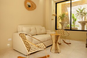 베이직 아파트 | 거실 공간 | 디지털 채널 시청이 가능한 42인치 스마트 TV