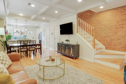 "La Bella Casa" Fabulous 4-bedroom townhome near H St & Union Market
