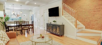 "La Bella Casa" Fabulous 4-bedroom townhome near H St & Union Market