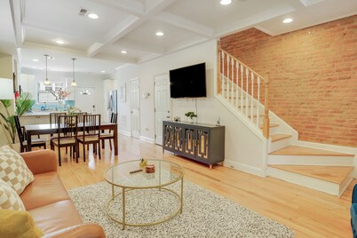 “Bella Casa” Fabulous 4 bed 4 bath townhome near H St & Union Market