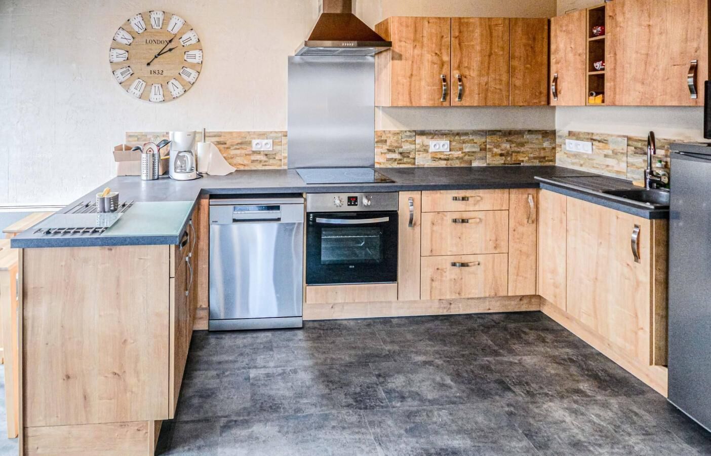 Geladeira, micro-ondas, fogão, lava-louças