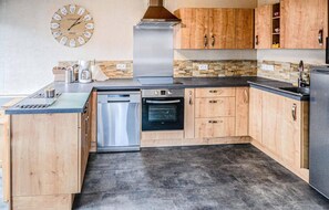 Jääkaappi, mikroaaltouuni, uuni, astianpesukone