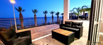 LUXURIOUS VILLA WITH POOL FACING THE SEA
