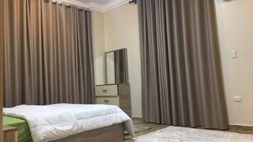4 bedrooms, iron/ironing board, WiFi, bed sheets