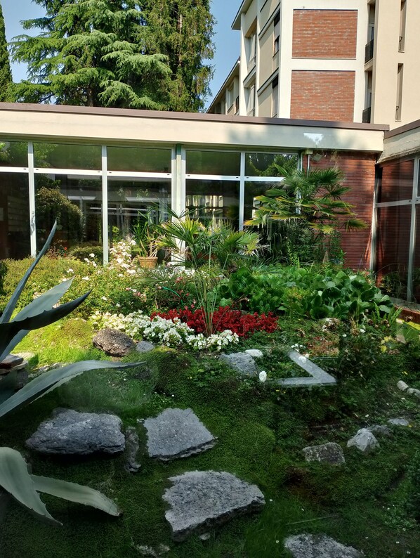 المنطقة المحيطة بالمنشأة