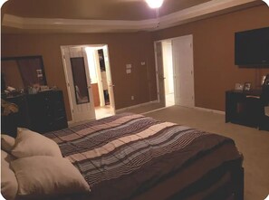 5 habitaciones, tabla de planchar con plancha, wifi y ropa de cama 