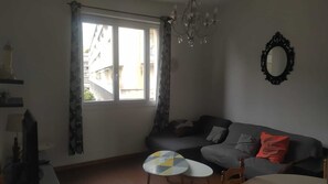 TV, books - Quiet and modern apartment, 15 mn from Stade Vélodrome, available in August (Marseille)