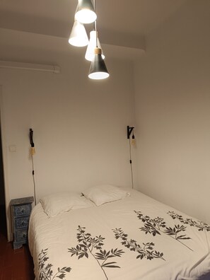 2 bedrooms, desk, iron/ironing board, WiFi - Quiet and modern apartment, 15 mn from Stade Vélodrome, available in August (Marseille)