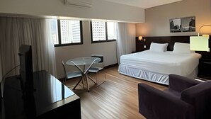 A hotel room with a bed, a desk, a chair, and a TV. - Get a flat-1504 Berrini 4 estrelas (São Paulo)