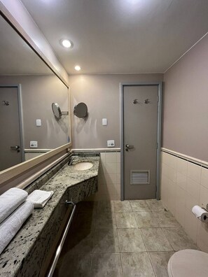 A bathroom with two sinks, a toilet, and a mirror. - Get a flat-1504 Berrini 4 estrelas (São Paulo)