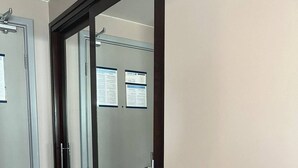 A room with a sliding glass door leading to a hallway. - Get a flat-1504 Berrini 4 estrelas (São Paulo)