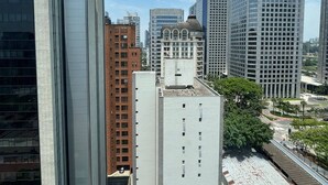 A cityscape with modern high-rise buildings, a mix of glass and concrete facades, and a clear sky. - Get a flat-1504 Berrini 4 estrelas (São Paulo)