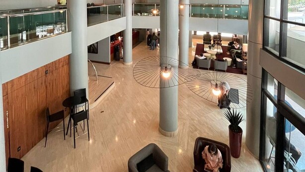 A spacious lobby with high ceilings, multiple seating areas, and large windows allowing natural light. - Get a flat-1504 Berrini 4 estrelas (São Paulo)