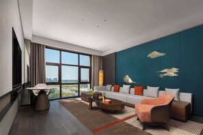 Suite Deluxe, 1 cama King size | Área de sala de estar | Televisión LCD de 65 pulgadas con canales por cable 