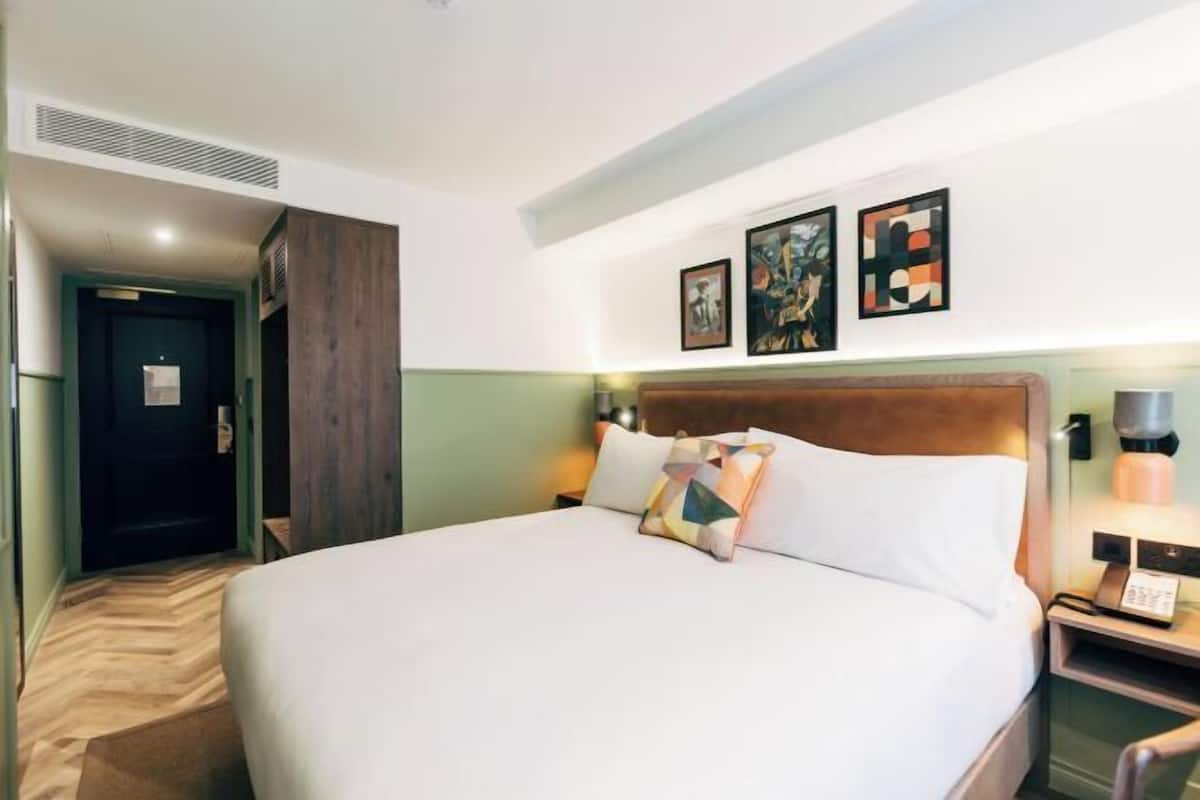 In-room safe, blackout curtains, free WiFi, bed sheets