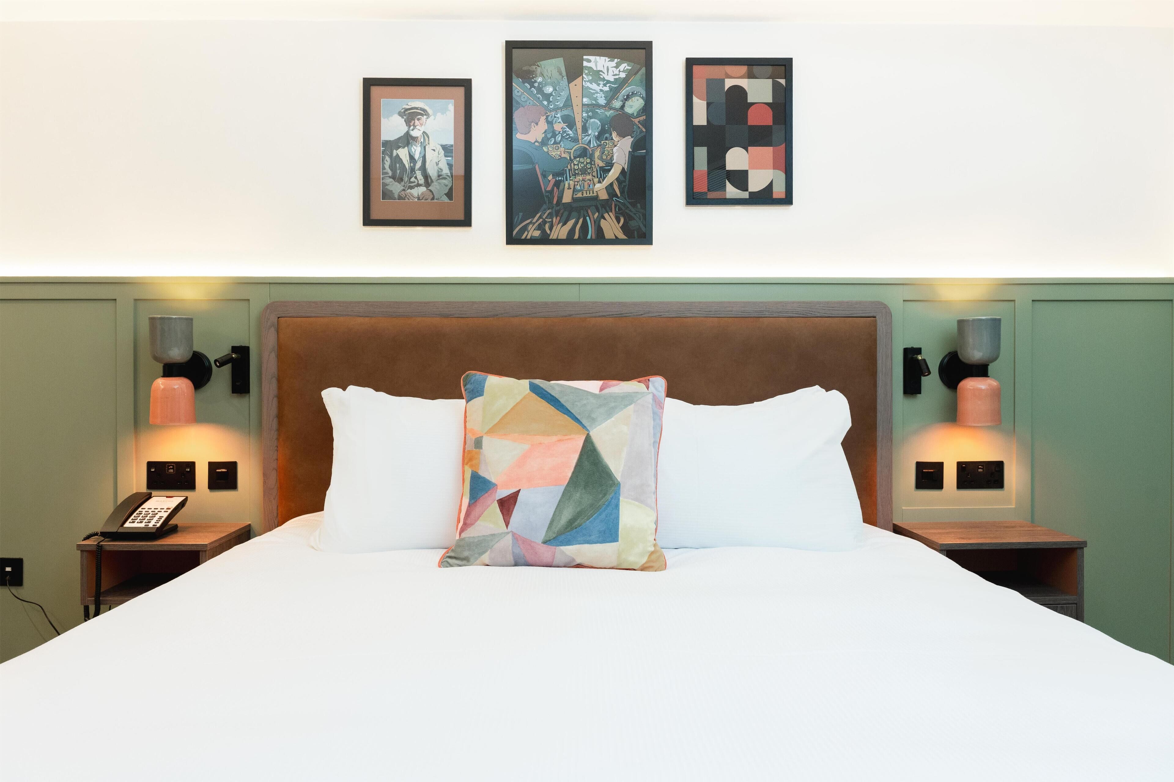 スーペリア ルーム キングベッド 1 台 | セーフティボックス (室内)、遮光カーテン、WiFi (無料)、ベッドシーツ