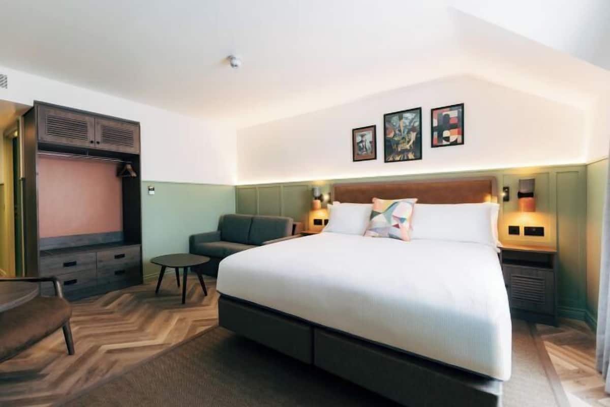 In-room safe, blackout curtains, free WiFi, bed sheets
