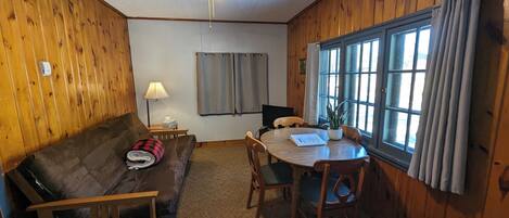 TV, mesa de pingue-pongue, livros