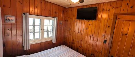 2 bedrooms, iron/ironing board, travel cot, free WiFi