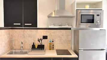 Apartamento clásico, balcón, vistas al mar | Cocina privada | Frigorífico, microondas, placa de cocina y utensilios de cocina