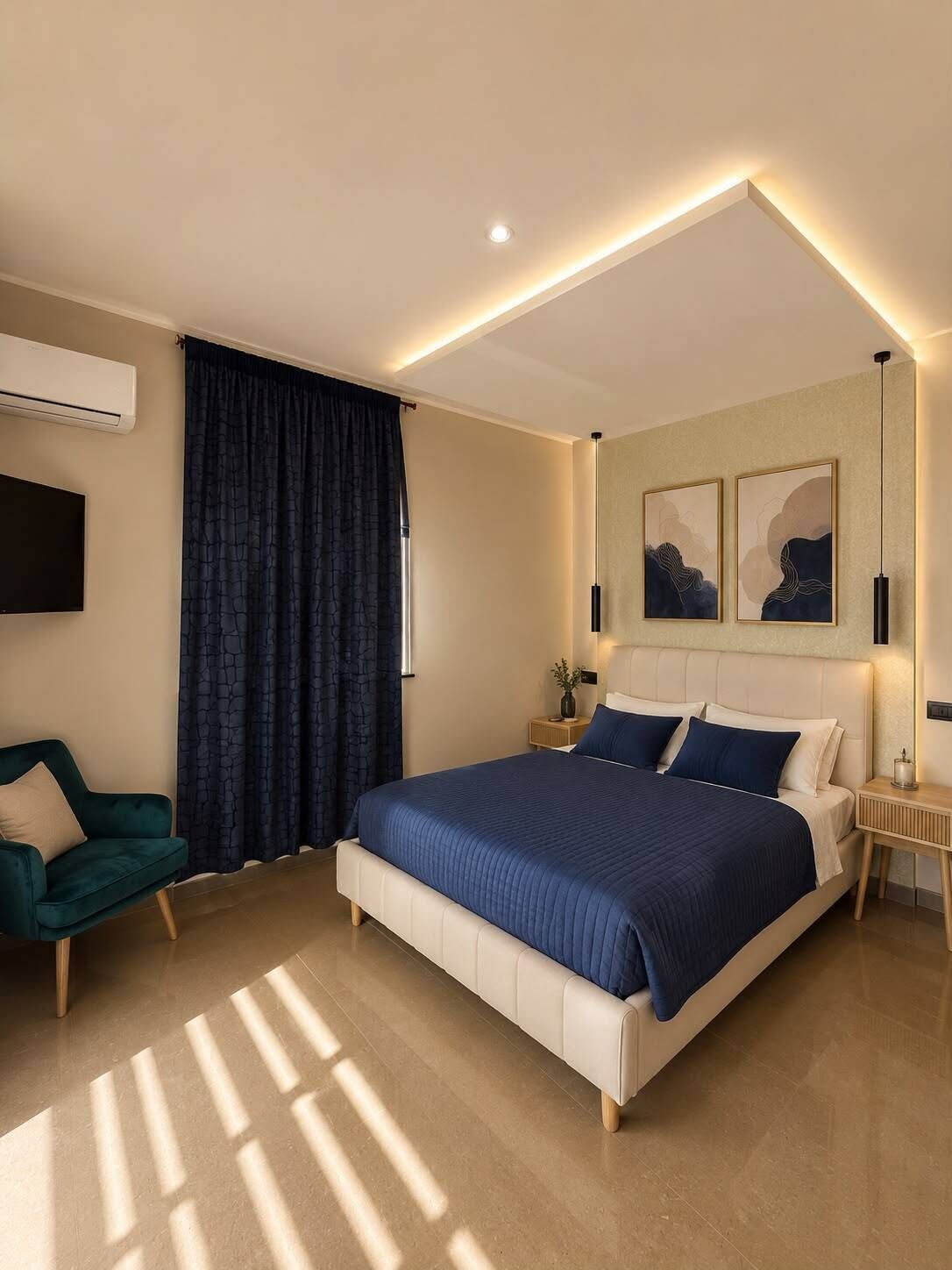 Une chambre moderne avec un grand lit, une télévision et un coin salon avec un fauteuil.