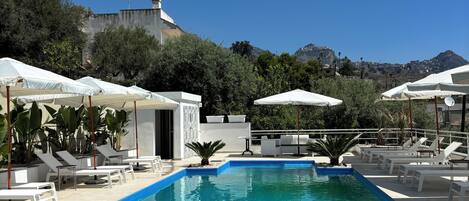 Außenpool (je nach Saison geöffnet), Sonnenschirme, Liegestühle