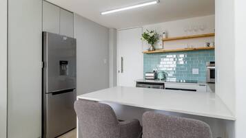 Refrigerador, microondas, horno y parrilla de estufa