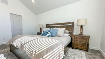 3 Schlafzimmer, Schreibtisch, Bügeleisen/Bügelbrett, WLAN