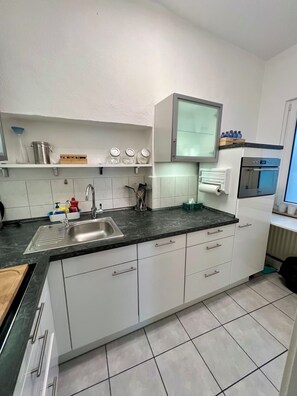 Kühlschrank, Mikrowelle, Herdplatte, Geschirrspüler