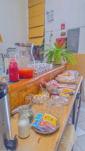 Free daily continental breakfast  - Central Market Hotel San Pedro (Cusco)