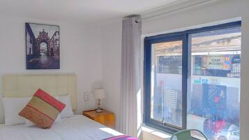 Hypo-allergenic bedding, free WiFi, bed sheets