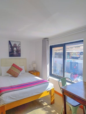 Deluxe Double Room, City View | 低過敏寢具、免費無線上網、床單