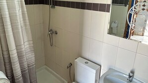 A bathroom with a shower, toilet, and sink. - Room Sidi bou Said (Hergla)