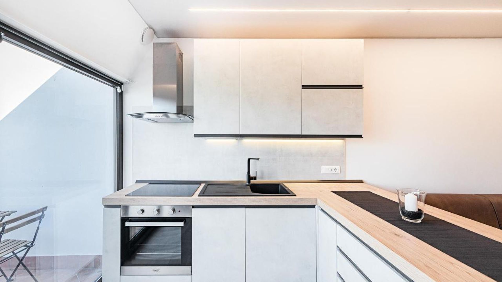 Uuni, keittoastiat/astiat/ruokailuvälineet, mausteet