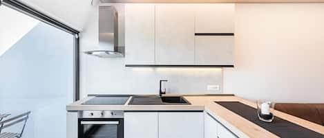 Oven, cookware/dishes/utensils, spices