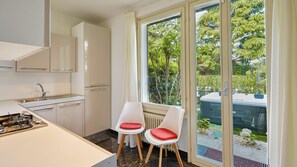 Ovn, oppvaskmaskin, kjøkkenutstyr og krydder