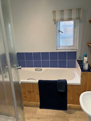 Towels, soap, toilet paper - 15th Century barn extension with glorious views across Mid Devon (Exeter)