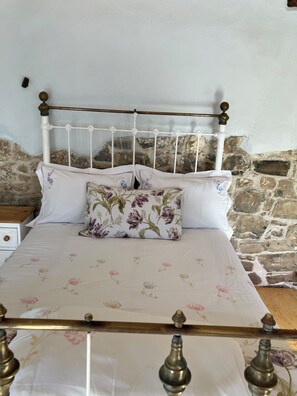 1 bedroom, iron/ironing board, WiFi, bed sheets - 15th Century barn extension with glorious views across Mid Devon (Exeter)