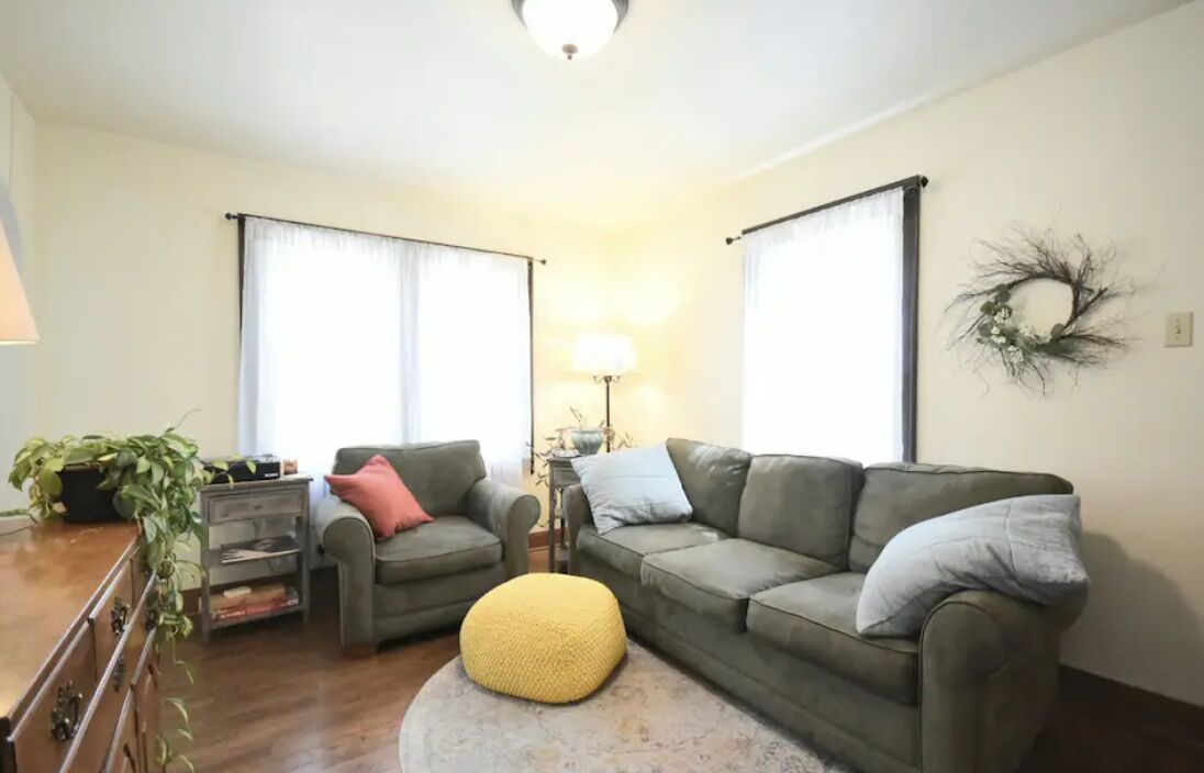 Charming 2-bedroom house in Green Bay, walkable to Lambeau Stadium District